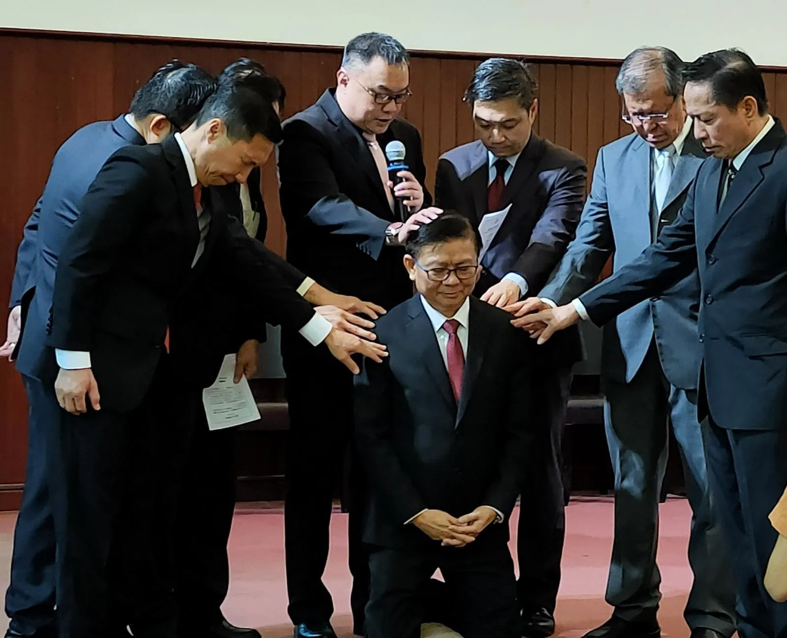 何子钰牧师按立礼